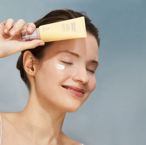 Haru Haru Wonder - Black Rice Moisture Airyfit Daily Sunscreen - Imagen 3